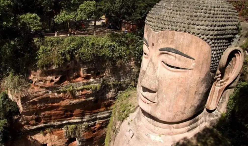 乐山大佛4次闭眼,为什么一个石雕像也会有动作?...