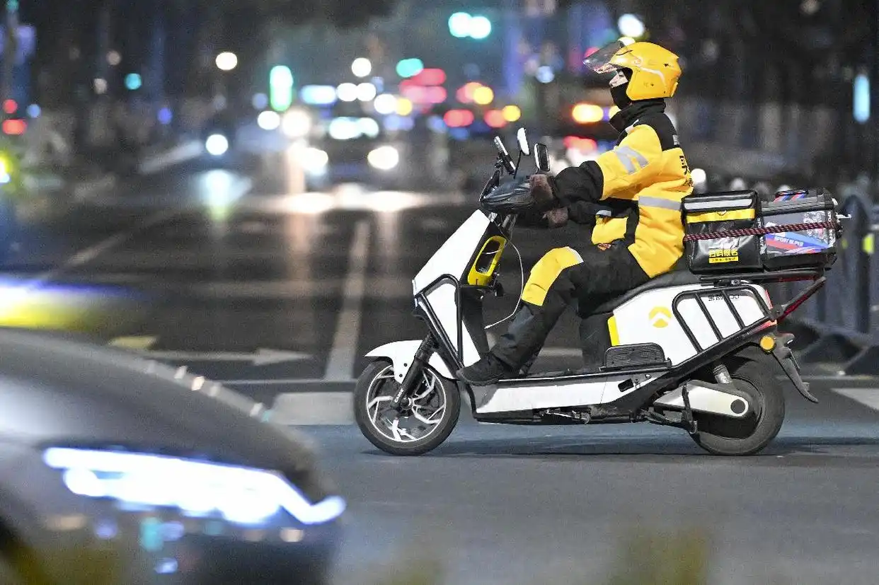 美团女骑手送餐服务怎么使用