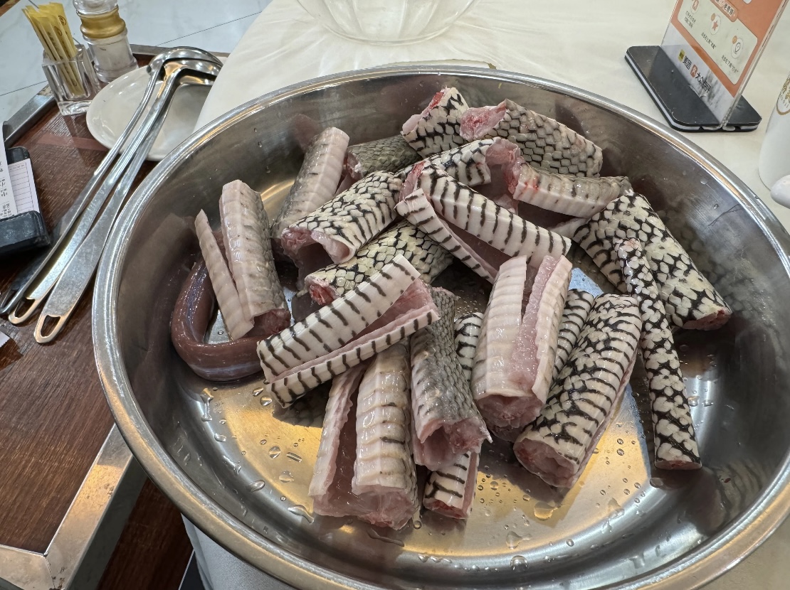 农村吃蛇那些事儿 蛇咬鸡真的是美味吗