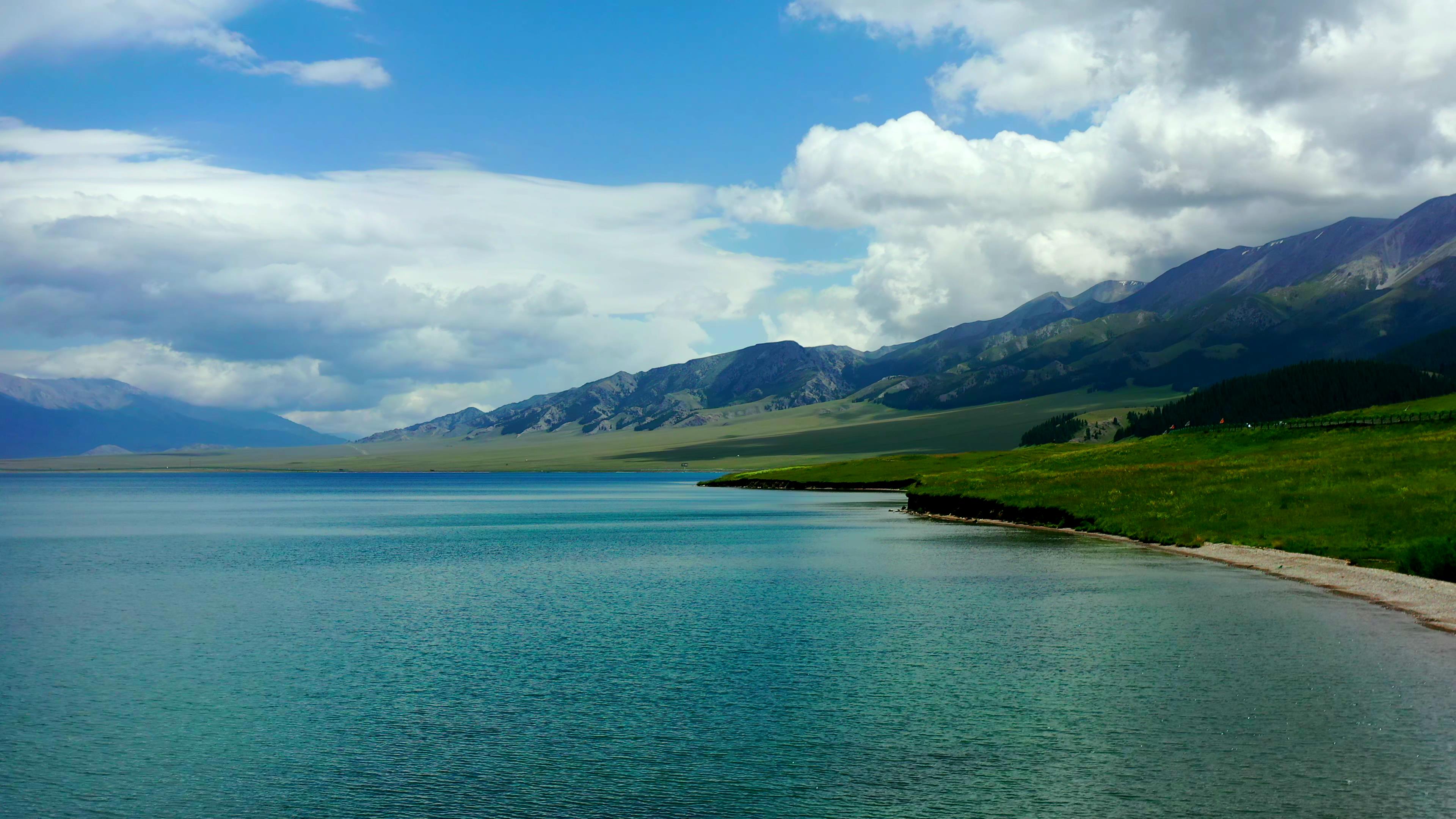 8月新疆旅游必备厚外套吗 新疆与哪些国家接壤