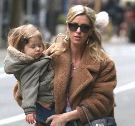 名媛妮基希尔顿喜怀第三胎 李鸿章侄孙女为何出家为尼