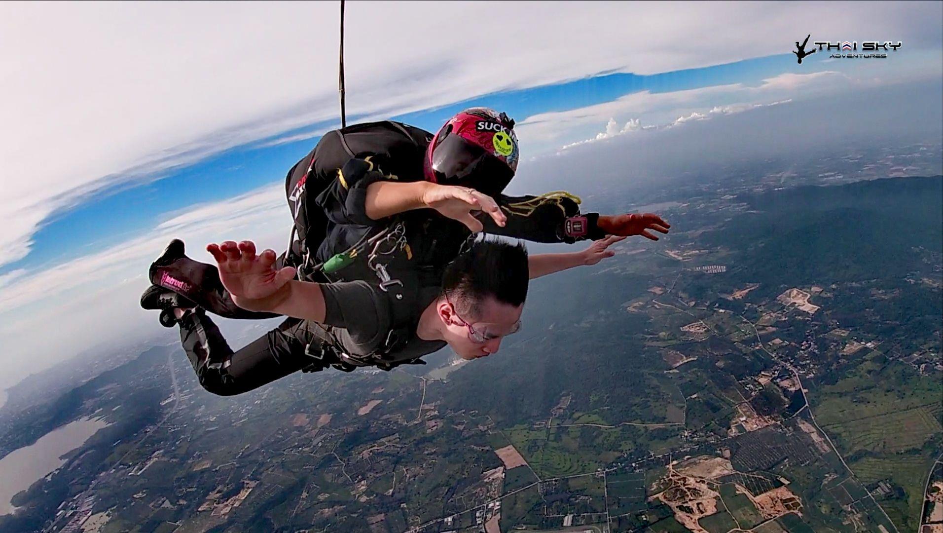 56岁的谷歌高级副总裁从四万米高空一跃而下?...