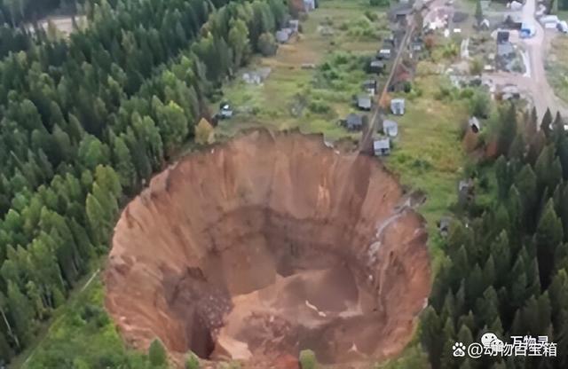 为什么海滩上会突然出现“长宽各达百米”的恐怖巨坑？...