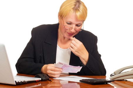 网络占卜敛财套路 为何总有人对算命乐此不疲