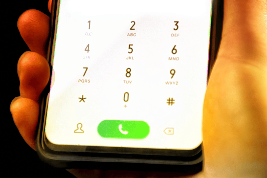 当手机号成为社交货币：深度解析附近100米单身女性电话暴露现象