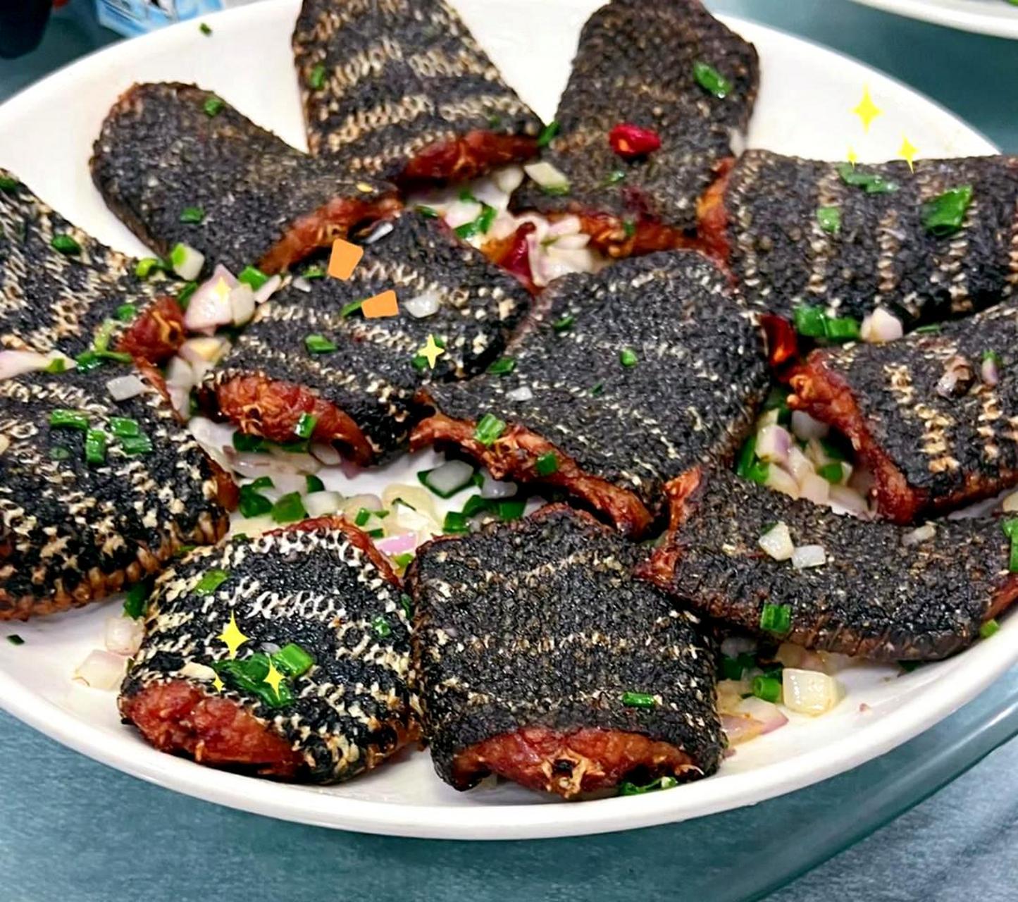 农村老人说,被眼镜蛇咬过的土鸡十分美味,这是真的吗...