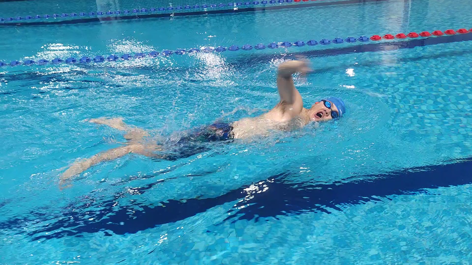 游泳比赛有几种泳姿 四种泳姿哪个最快