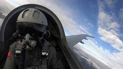 获得中国空军飞行员“金头盔”是一种什么经历?...